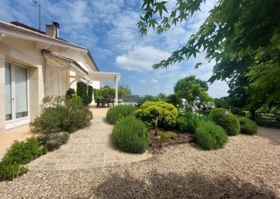 Côté cour, entrée et jardin - Les Vignes de Charlotte